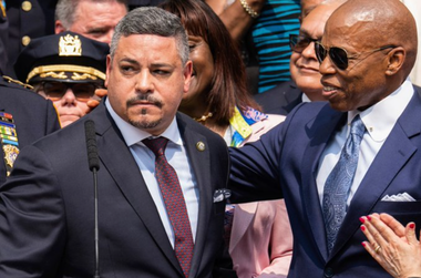 Primul şef hispanic al Poliţiei din New York, Edward Caban, vizat de anchete judicare, demisionează. Eric Adams îl înlocuieşte, interimar, cu un fost oficial FBI, Tom Donlon