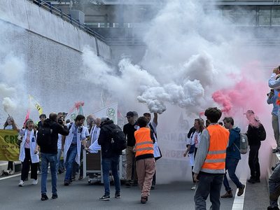 Ţările de Jos: Extinction Rebellion a blocat o autostradă importantă profitând de o grevă a poliţiei