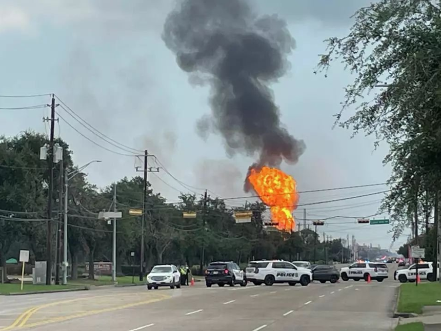 Evacuări în Texas, după ce un gazoduct ia foc la est de Houston, în Deer Park. 350 de case în zona incendiului