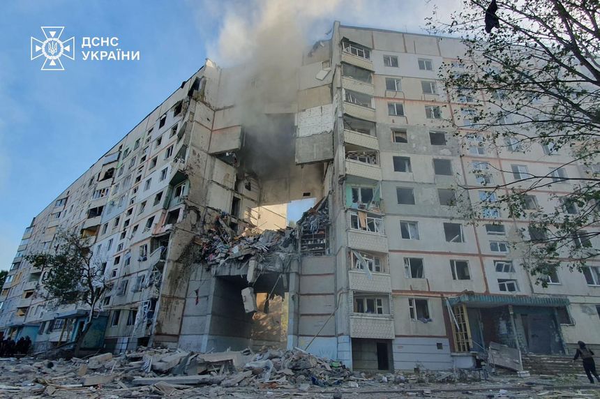 Ucraina: Rusia a bombardat un bloc de locuinţe din Harkov/ Trei persoane au murit şi 34 au fost rănite