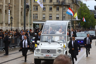 Manifestanţi PETA arestaţi după ce perturbă vizita Papei Francisc în Luxemburg, denunţând ”Corida este un păcat”