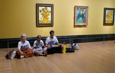 Activişti ecologişti din cadrul Just Stop Oil stropesc din nou cu supă floarea-soarelui a lui van Gogh, la Londra. Alte două activiste, condamnate la închisoare după ce au stropit cu supă lucrarea din 1888 în octombrie 2022. Tablourile nu au fost avariate