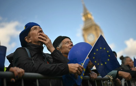 Britanicii defilează la Londra în favoarea întoarcerii Marii Britanii în Uniunea Europeană, la cinci ani de la Brexit, înainte ca Starmer să relanseze relaţiile cu von der Leyen