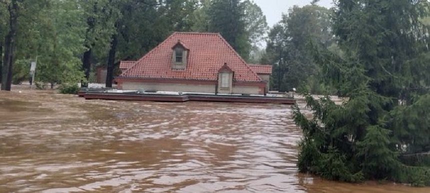 SUA: Uraganul Helene a provocat moartea a cel puţin 90 de persoane. Case şi amintiri au fost luate de ape