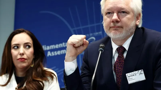 ”Am pledat vinovat pentru că am făcut jurnalism”, declară Julian Assange la Consiliul Europei şi acuză cu pumnul ridicat SUA de persecuţie