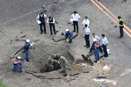O bombă americană de 227 de kilograme din al Doilea Război Mondial explodează sub o pistă pe aeroportul japonez Miyazaki. 