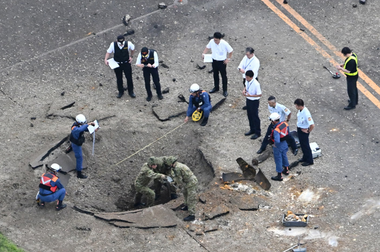 O bombă americană de 227 de kilograme din al Doilea Război Mondial explodează sub o pistă pe aeroportul japonez Miyazaki. 