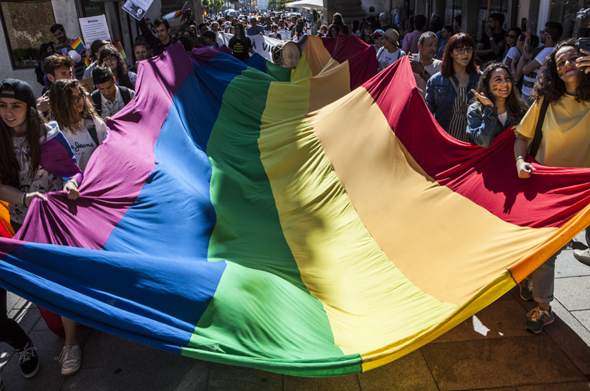 Preşedintele Parlamentului georgian Şalva Papuaşvili promulgă legea care restrânge drepturile lesbienelor, gay-ilor, bisexualilor şi transsexualilor, ocolind refuzul şefei statului Salome Zurabişvili de a promulga textul