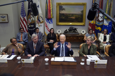 Biden îşi amână, din cauza uraganului Miltorn vizitele prevăzute la sfârşitul săptămânii în Germania, unde urma să participe la un summit cu Scholz Macron şi Starmer şi la un summit internaţional al aliaţilor Ucrainei la Ramstein cu Zelenski, şi apoi în Angola