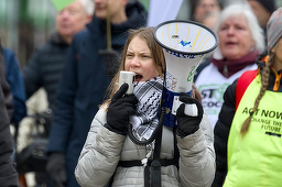 O adunare a unor studenţi propalestinieni la Dortmund, dispersată din cauza venirii Gretei Thunberg. Activista acuză Germania de ”reducerea la tăcere” a activiştilor împotriva ”genocidului şi ocupaţiei Palestinei”. CDU cere să i se interzică intrarea în ţ