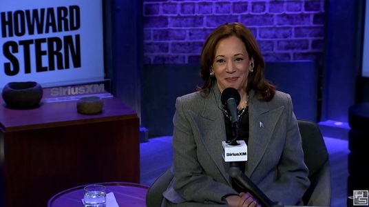 Kamala Harris altfel, în interviuri cu Stephen Colbert şi Howard Stern despre avort, sport, cereale cu stafide/ VIDEO