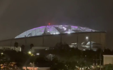 Uraganul Milton a fost retrogradat la categoria 1, dar continuă să devasteze Florida. Milioane de oameni sunt fără curent electric, acoperişul unui stadion a fost luat de vânt - VIDEO