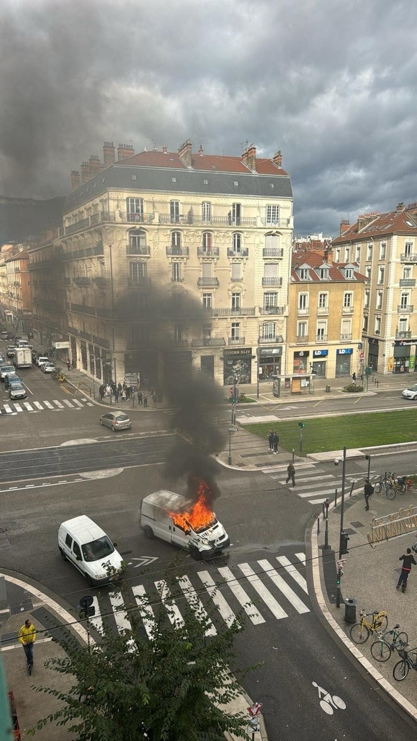 O camionetă pentru transport valori a fost atacată cu tiruri de Kalaşnikov, în plină zi, în centrul oraşului Grenoble - VIDEO