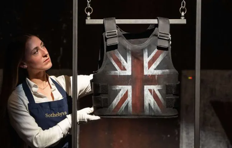 O vestă antiglonţ a lui Banksy, ”un obiect flamboaiant”, vândută la Sotheby's cu aproape un milion de euro