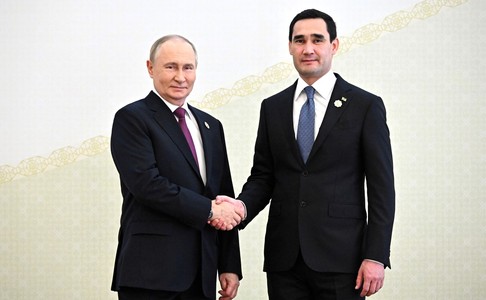 Putin este în vizită în Turkmenistan, unde urmează să se vadă şi cu preşedintele Iranului