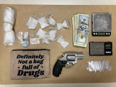Poliţia din Oregon a găsit într-o maşină o borsetă pe care scria „Cu siguranţă nu este o pungă plină cu droguri”. Ce se afla înăuntru - FOTO