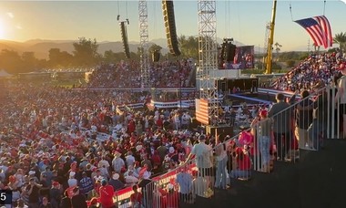 Un bărbat a fost arestat în apropierea mitingului lui Trump din California şi acuzat de posesie de arme