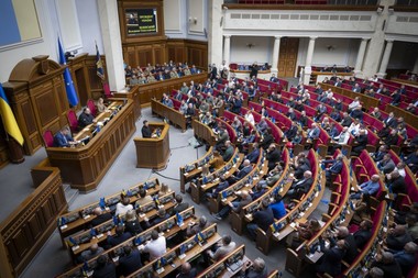 Zelenski şi-a prezentat în parlament „Planul pentru victorie”, care porneşte de la o invitaţie necondiţionată de a adera la NATO şi propune o capacitate de descurajare non-nucleară în Ucraina. Documentul are anexe secrete. Reacţia Kremlinului