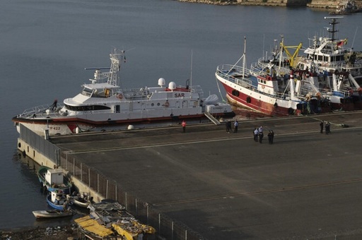 O navă a gărzii de coastă italiene a preluat migranţi din Albania pentru a-i transfera din nou în Italia