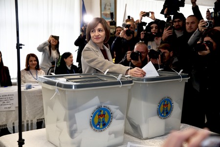 POLITICO: Visul european al Moldovei atârnă în balanţă după rezultatul şocant al referendumului