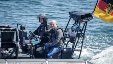 Ambasadorul Germaniei în Rusia, convocat după deschiderea unei baze NATO la Rostock, la Marea Baltică. Ea încalcă Tratatul de la Moscova din 1990 privind statul Germaniei reunificate, care interzice staţionarea şi desfăşurarea de trupe în fosta RDG, acuză diplomaţia rusă