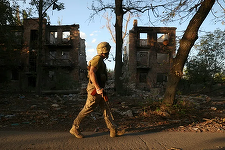 Militari ruşi trec un canal, o linie naturală de apărare a Ceasiv Iar, şi strâng laţul în jurul oraşului din est