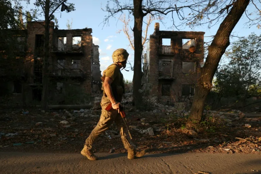 Militari ruşi trec un canal, o linie naturală de apărare a Ceasiv Iar, şi strâng laţul în jurul oraşului din est