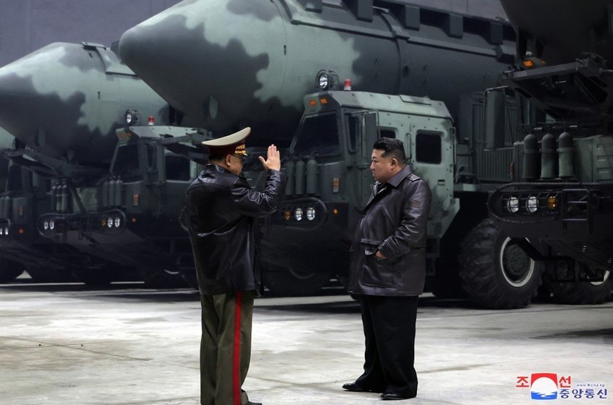 Kim Jong Un vizitează bazele de rachete, invocând ameninţarea nucleară a SUA