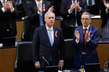 Parlamentul austriac alege pentru prima oară un preşedinte de extremă dreapta, Walter Rosenkranz. Karl Nehammer justifică votul partidului său în favoarea acestuia prin ”uzanţe şi tradiţie”
