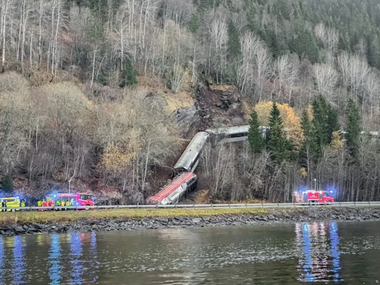 UPDATE-Un mort şi patru răniţi în urma deraierii unui tren de pasageri în Norvegia, din cauza unei alunecări de teren