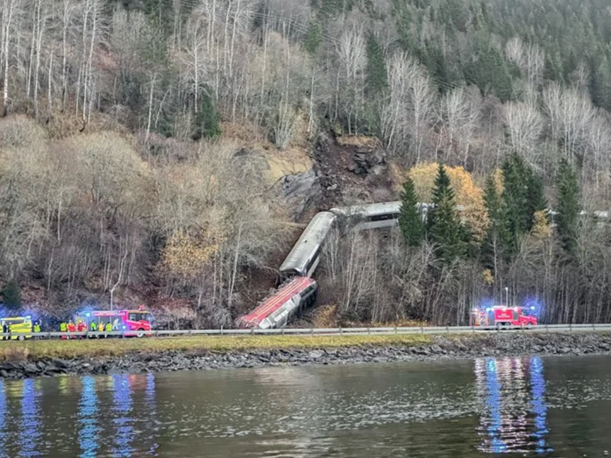 UPDATE-un mort şi patru răniţi în urma deraierii unui tren de pasageri în Norvegia din cauza unei alunecări de teren