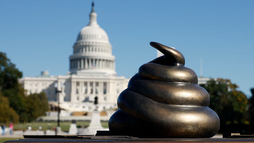 O statuie reprezentând un rahat pe un birou, intitluată ”The Resolute Desk”, îi ”onorează” ironic pe cei care au luat cu asalt Congresul la 6 ianuarie 2021, instalată pe National Mall la Congres. Altă statuie, ”Tiki Torch”, urmează să fie instalată luni