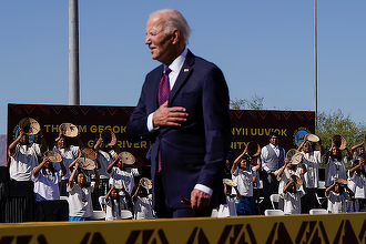 Joe Biden prezintă scuze istorice, în Rezervaţia Gila River, în Arizona, pentru atrocităţile comise în pensionatele pentru amerindieni, maltrataţi cu scopul unei asimilări forţate, ”un păcat care ne pătează sufletul”