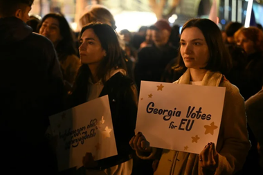 UPDATE-Georgienii votează în alegeri legislative cruciale pentru viitorul lor european, în care o alianţă fără precedent a formaţiunilor din opoziţie ar putea să înfrângă Partidul Visul Georgian. Preşedinta denunţă acte de violenţă ”profund îngrijorătoare”