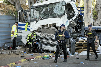 UPDATE-Cel puţin 29 de răniţi în Israel, într-un atac cu camionul într-o staţie de autobuz, lângă o bază militară, la Ramat Hasharon. Şase răniţi în stare gravă. Şoferul, ”neutralizat”, anunţă poliţia. Atac cu cuţitul în Cisiordania