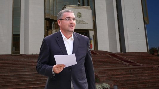 Renato Usatîi, clasat pe locul al treilea în alegerile prezidenţiale din Moldova, anunţă că nu va susţine niciun candidat în turul al doilea. Voturile lui ar putea înclina balanţa, iar cursa pentru turul doi se anunţă foarte strânsă