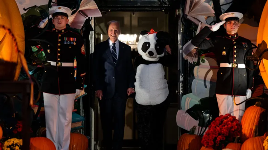 Jill Biden distribuie bomboane, de Halloween, la Casa Albă, deghizată în panda