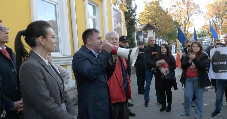 Curtea Constituţională a Republicii Moldova a validat rezultatul referendumului proeuropean. În aşteptarea deciziei, proruşii au organizat un protest în faţa instanţei