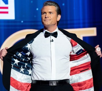 Un jurnalist de la Fox News, Pete Hegseth, va fi şeful Pentagonului în administraţia Trump