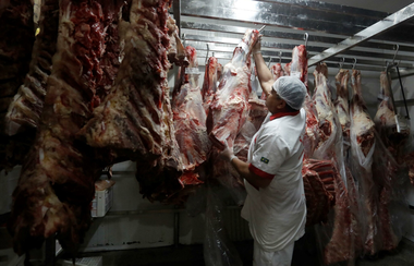 ”Am consumat carne braziliană de vită cu hormoni, intrată în mod fraudulos în UE de ani de zile”, trage un semnal de alarmă ONG-ul Foodwatch. Brazilia opreşte exportul de carne de viţea în UE, după ce un audit european dezvăluie nereguli cu privire la estradiol 17