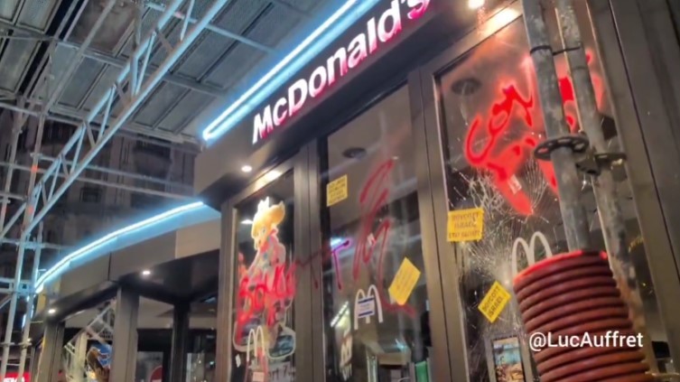 Manifestanţi pro-palestinieni au vandalizat la Paris un restaurant McDonald's şi un local Starbucks. Incidentele au loc în ajunul meciului tensionat Franţa-Israel - VIDEO