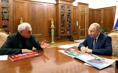 YouTube funcţionează din nou normal în Rusia, după o intervenţie a lui Putin, care a vorbit cu realizatorul Karen Şahnazarov, directorul societăţii de cinema Mosfilm. ”M-a ascultat şi a spus «mă ocup, am să mă uit»”