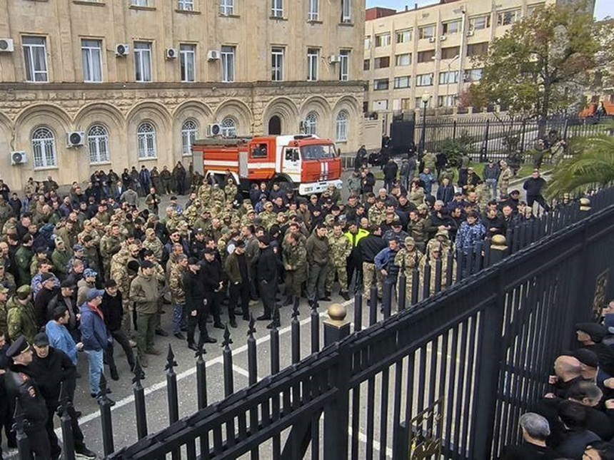 Proteste în Abhazia: Manifestanţii refuză să evacueze clădirea parlamentului, ocupată cu o zi înainte