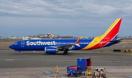 Incident la un aeroport din Dallas: Un avion Southwest Airlines a fost lovit de un glonţ