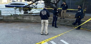 Doi bărbaţi ucişi şi o femeie rănită grav în atacuri cu cuţitul la New York. Un suspect, un bărbat fără domiciliu, arestat