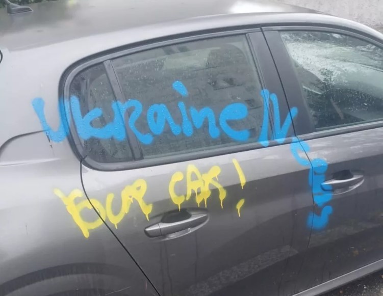 „Ucraina are nevoie de maşina ta!” Zeci de automobile au fost vandalizate în Franţa cu acest slogan misterios. Bănuielile se îndreaptă către Rusia - FOTO