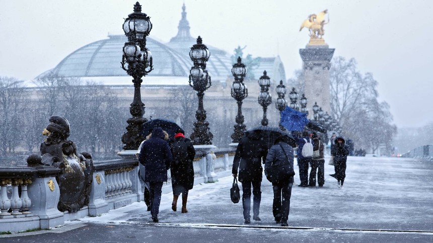 Haos în Franţa, din cauza vremii. 200.000 de gospodării nu au electricitate, iar ninsoarea a provocat blocaje în transporturi, inclusiv la Paris