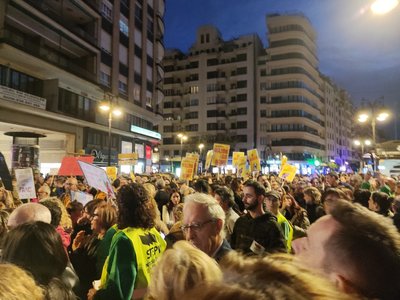 Valencia: Mii de persoane au participat la un protest privind lipsa şcolilor în urma inundaţiilor