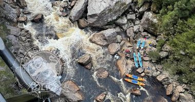 Misiune de 20 de ore pentru salvarea unui caiacist blocat între stânci pe un râu din Tasmania. Bărbatului de 60 de ani i-a fost amputat piciorul