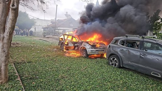 O rachetă Hezbollah a lovit în apropiere de Tel Aviv, după atacul aerian din Beirut
